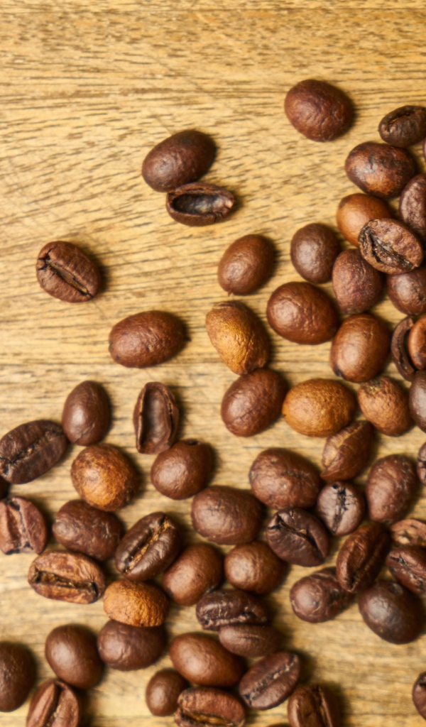 Жареные кофейные зерна на деревянном столе