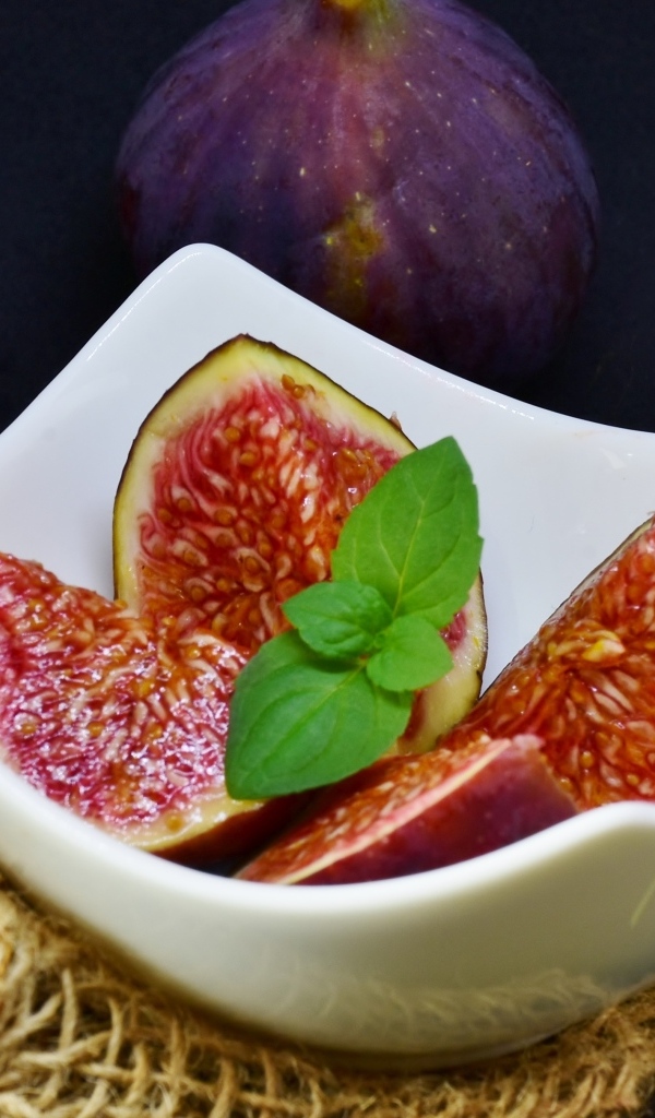 Нарезанный инжир в белой тарелке 