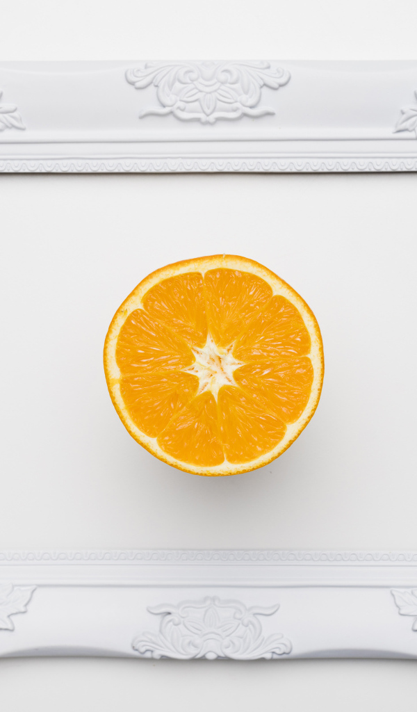 Белая рамка для фото с половиной апельсина