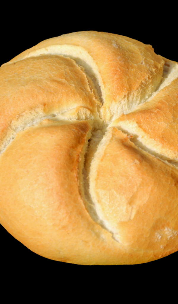 Круглый хлеб на черном фоне