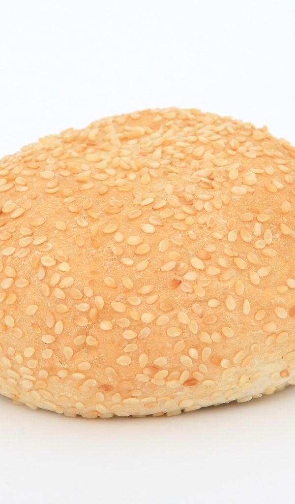 Булочка с кунжутом на белом фоне