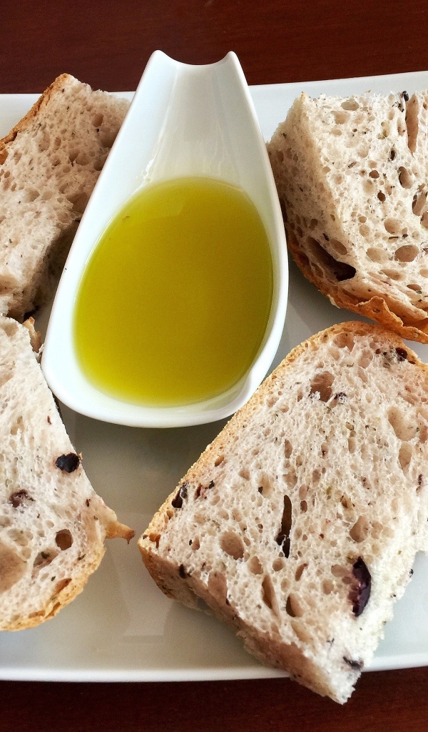 Ломти хлеба на тарелке с оливковым маслом