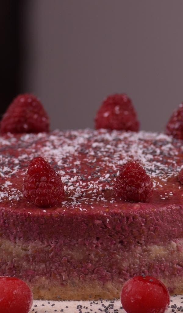 Ягодный торт с малиной на столе