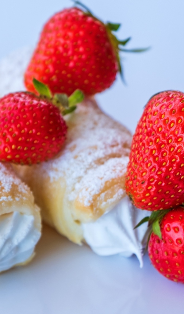 Трубочки со сливочным кремом и ягодами клубники