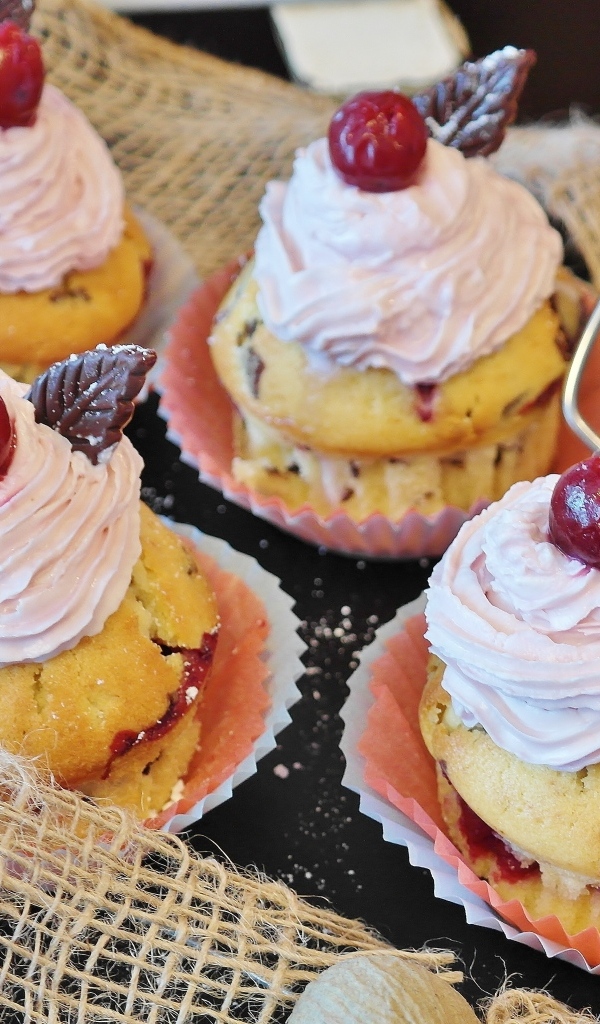 Кексы с розовым кремом и ягодами вишни 