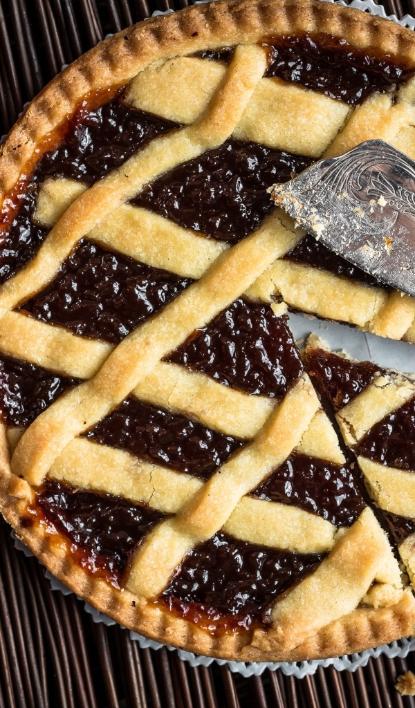 Вкусный сладкий пирог с вареньем на столе