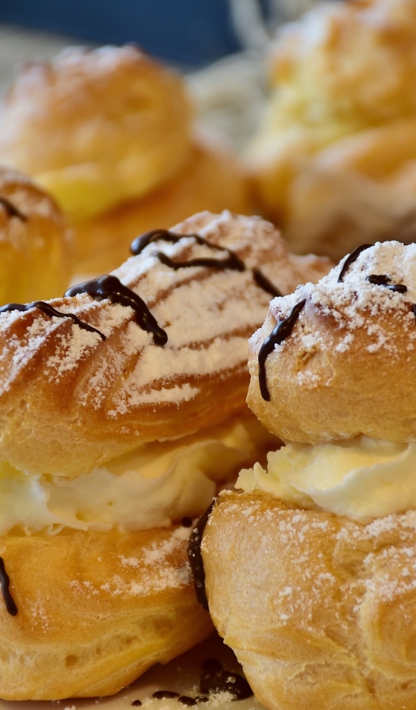 Эклеры со взбитым кремом