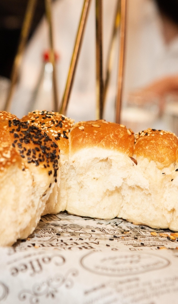 Ароматные булочки в кунжутом на столе в кафе