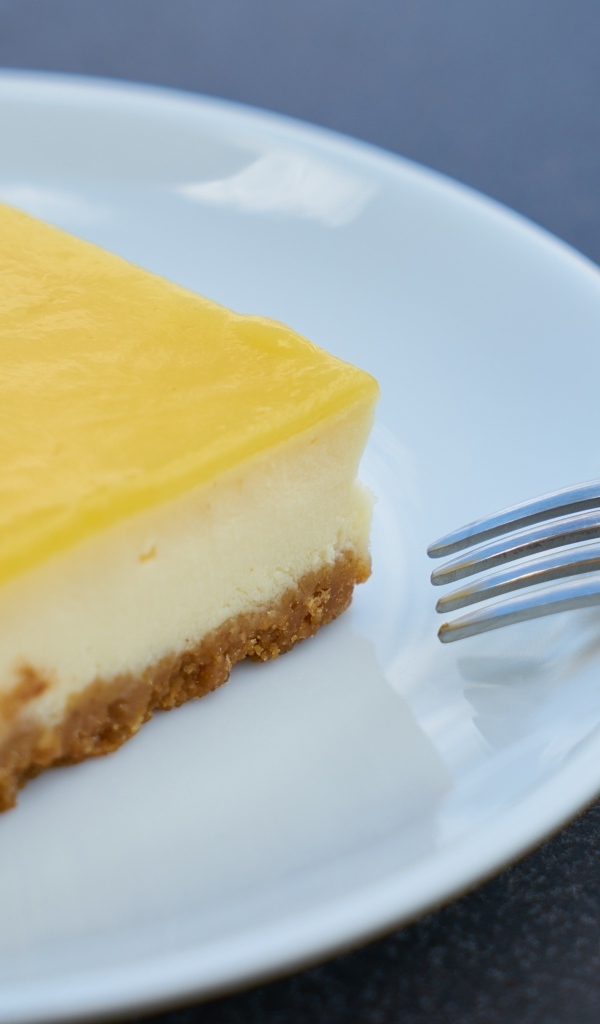 Лимонный чизкейк на тарелке