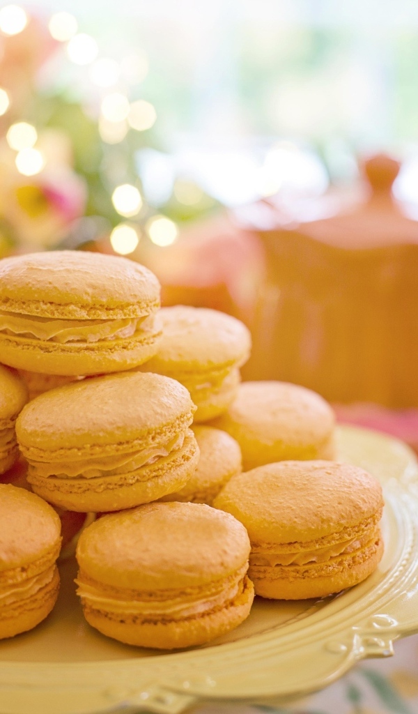 Печенье макарун на большой красивой тарелке