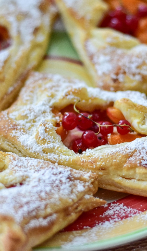 Слойки с ягодами красной смородины и сахарной пудрой