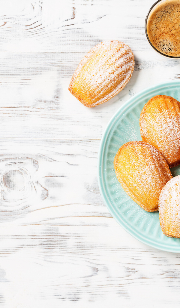 Песочное печенье на тарелке на столе с кофе