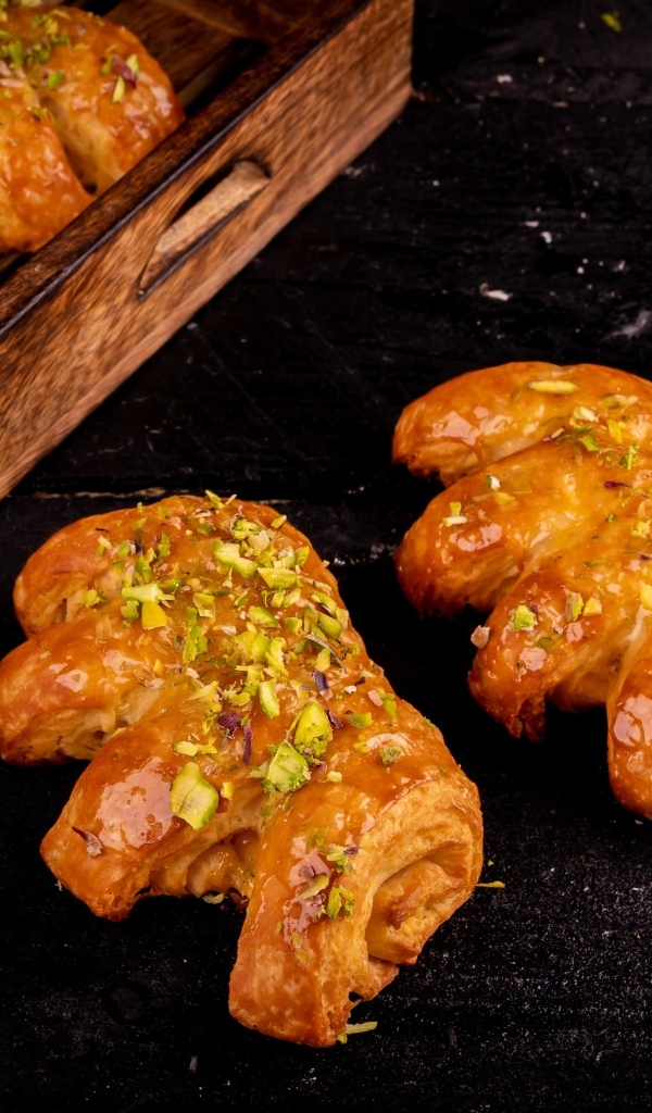 Сладкие ароматные булочки с фисташками