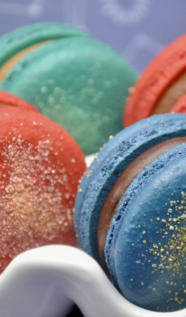 Сладкий разноцветный десерт макарун на столе