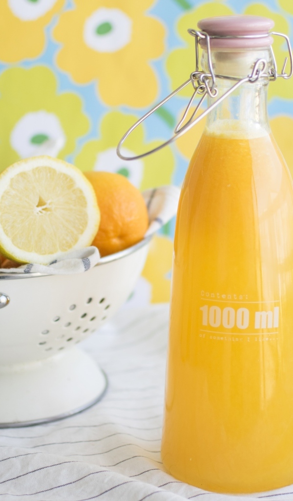 Апельсиновый сок с фруктами на столе