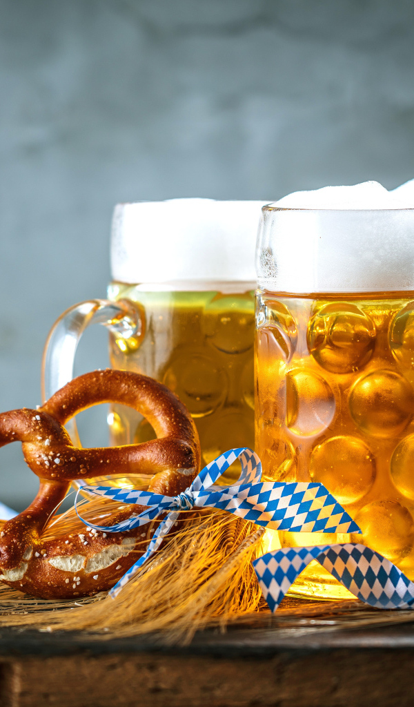 Три бокала пива с кренделями 