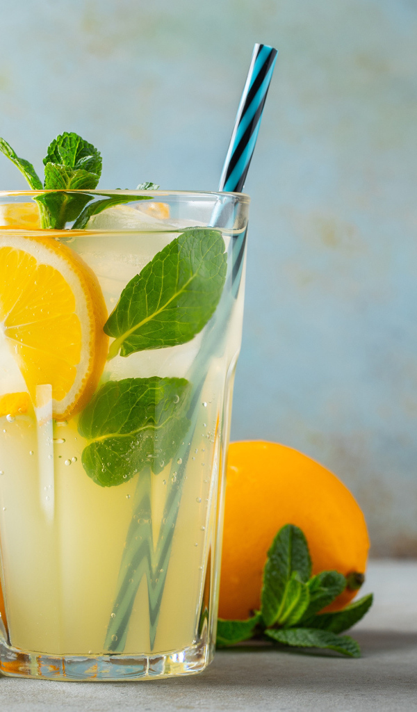 Два стакана лимонада на столе с лимоном