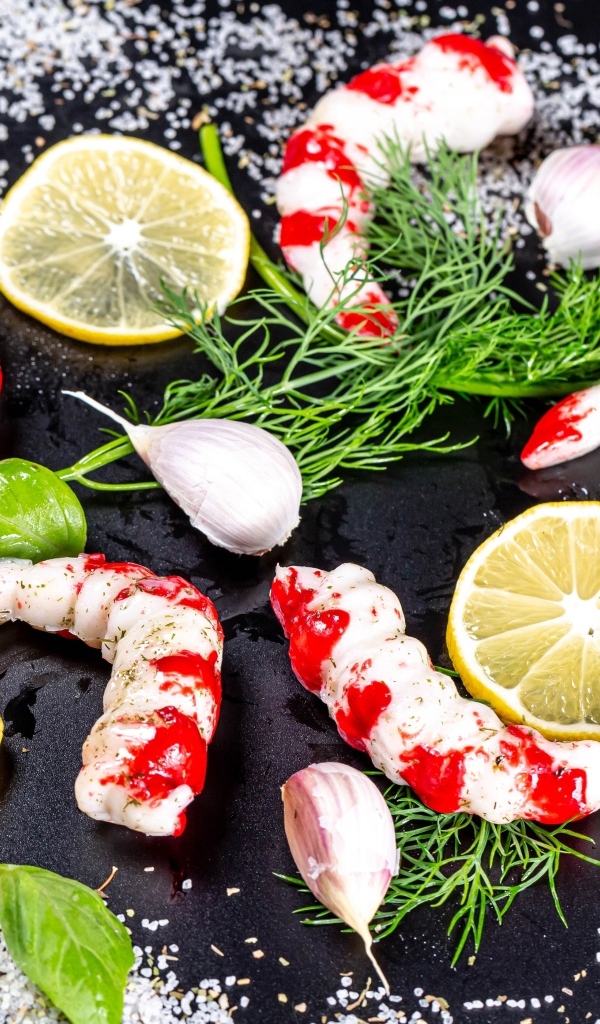 Креветки на столе с укропом и лимоном