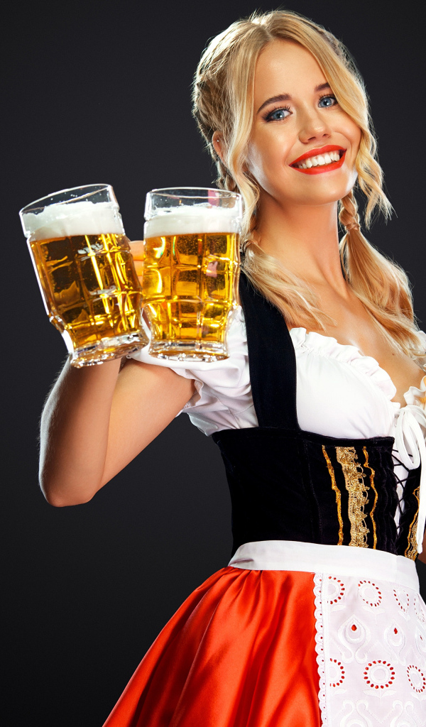 Красивая блондинка немка с бокалами пива на фестивале