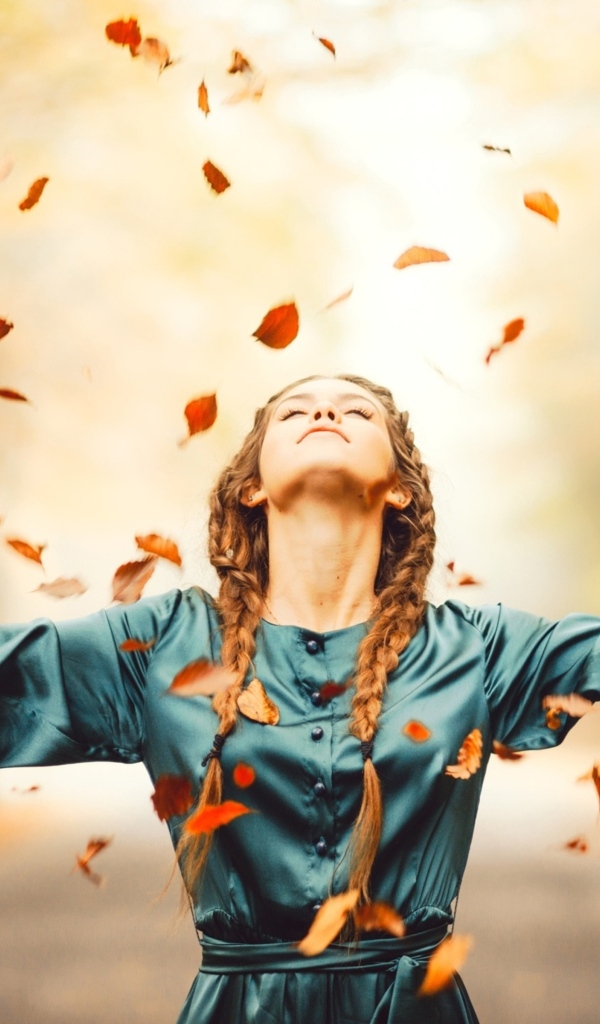 Красивая девушка любит осенние листья