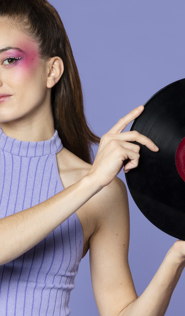 Красивая девушка с пластинкой в руках