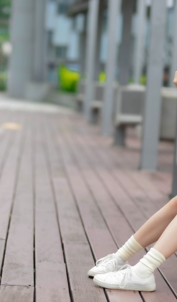 Веселая улыбающаяся девушка азиатка