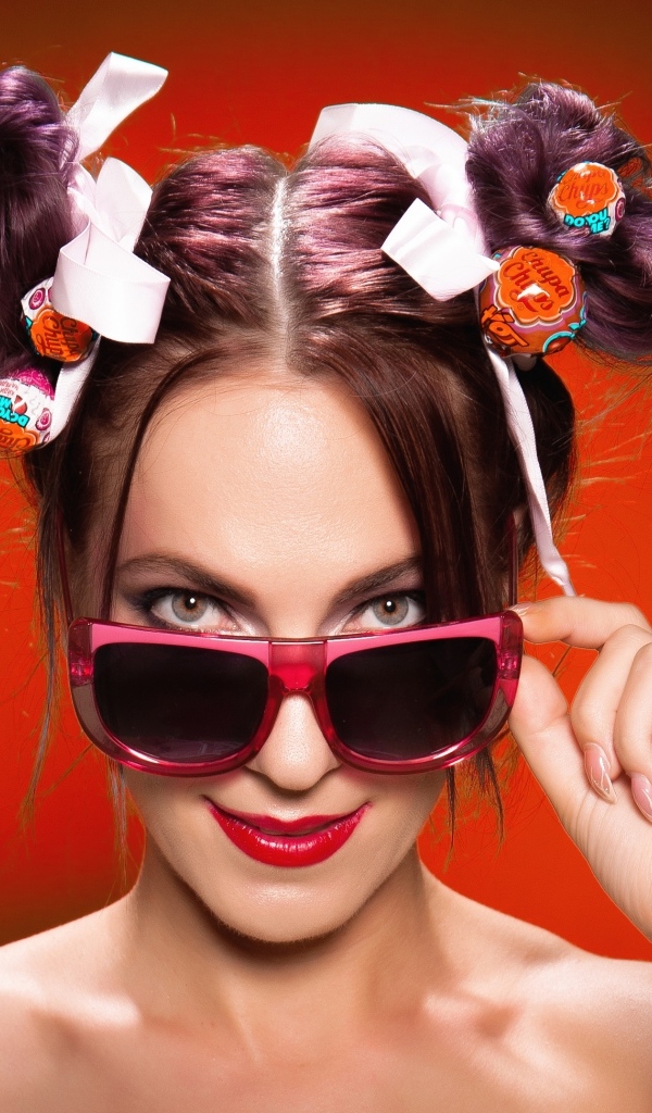 Чупа чупс в волосах у девушки в очках