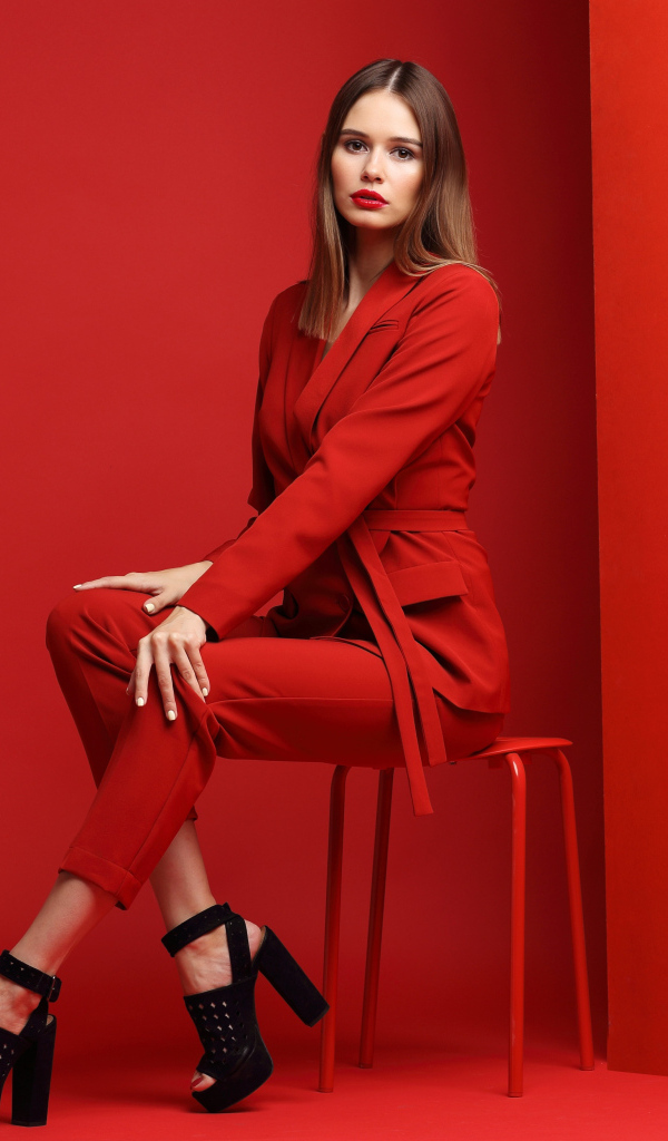Девушка в красном костюме и черной обуви