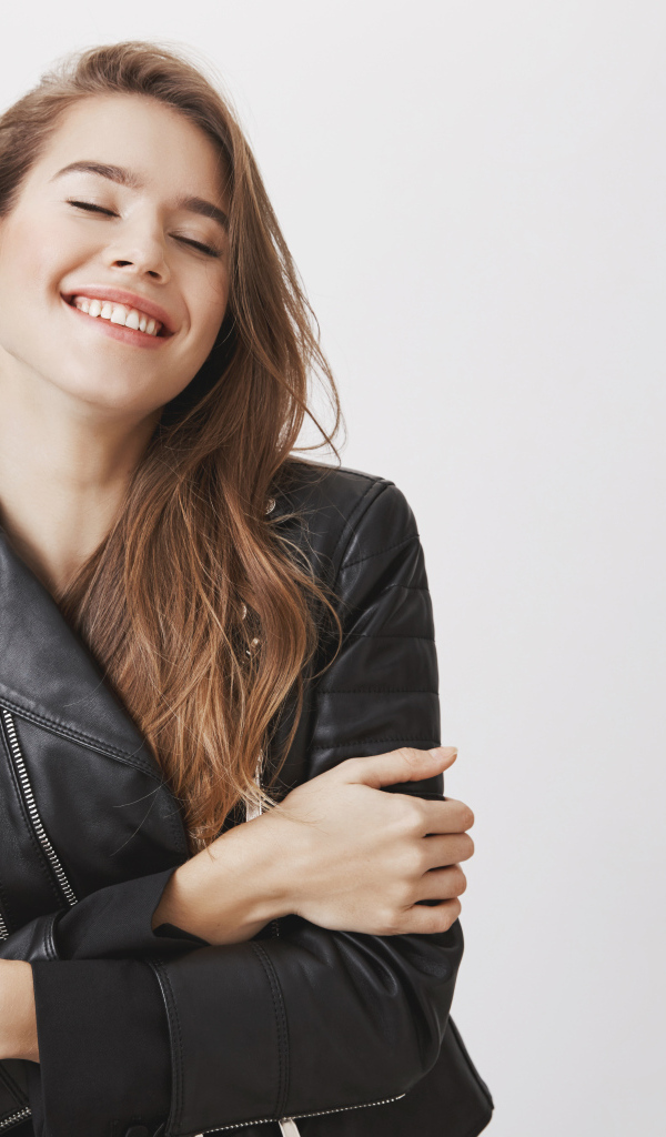 Девушка в черной кожаной куртке с закрытыми глазами