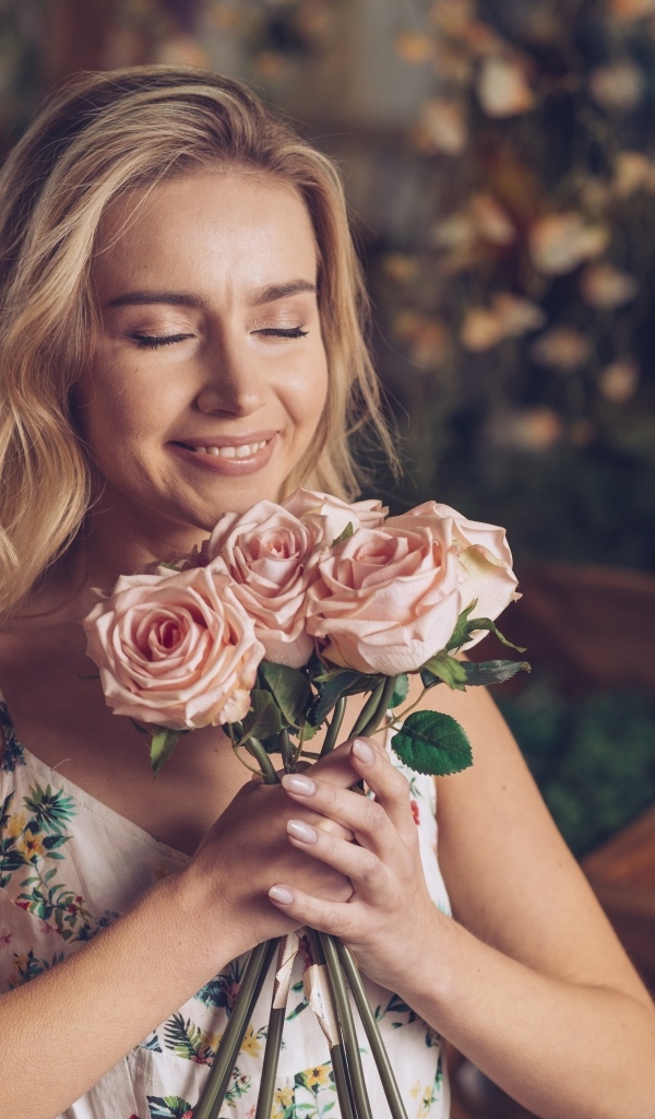 Девушка с букетом роз с закрытыми глазами