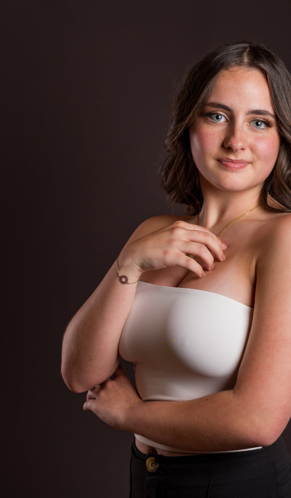 Девушка с голубыми глазами на черном фоне