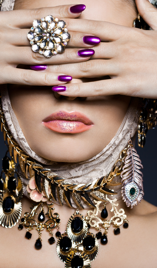 Девушка с дорогими украшениями закрыла лицо