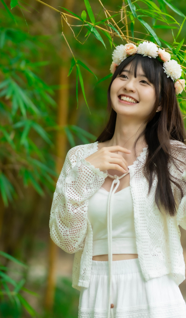 Улыбающаяся азиатка с венком на голове