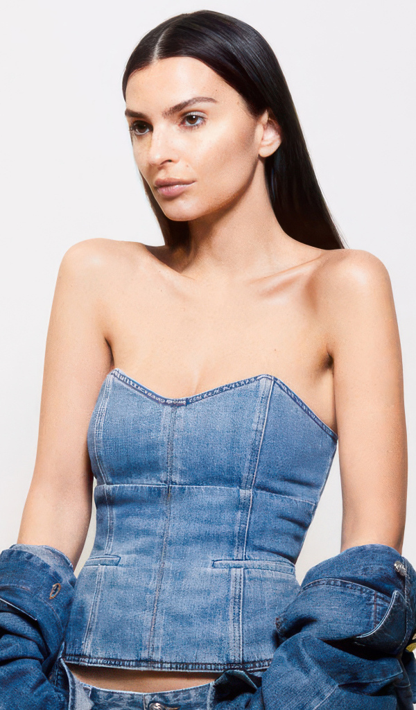 Модель Эмили Ратаковски в джинсовом костюме на белом фоне