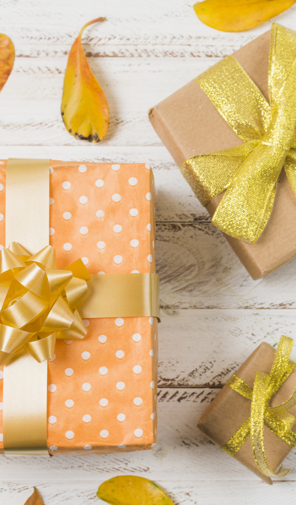 Подарки с опавшими листьями на столе