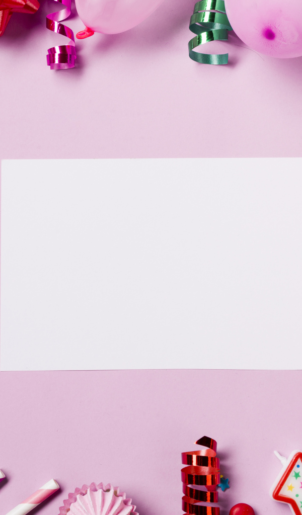 Шаблон поздравительной открытки с декором на день рождения на розовом фоне