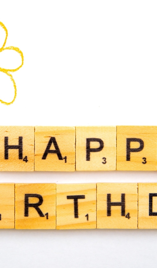 Кубики с надписью с днем рождения на белом фоне с цветком