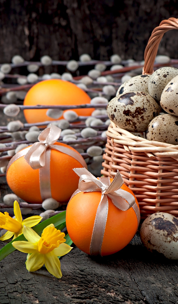 Корзина с перепелиными и куриными яйцами с ветками вербы на Пасху