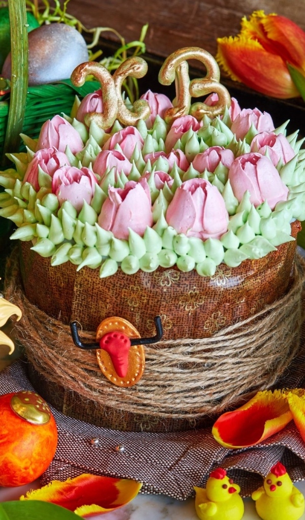 Красивые пасхальные куличи с яйцами и цветами тюльпанов