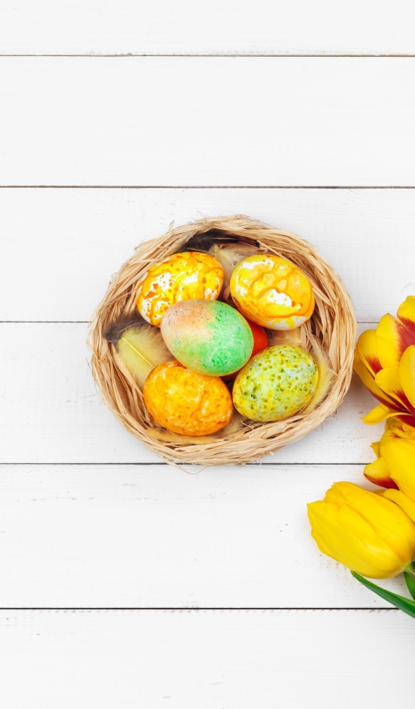 Букет тюльпанов с крашеными яйцами на Пасху