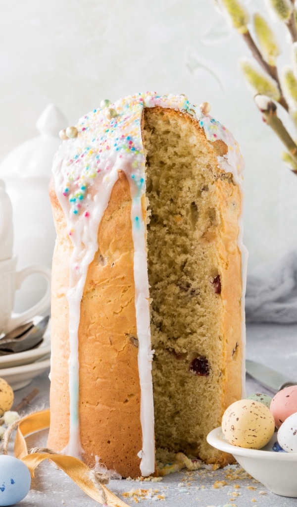 Ветки вербы на столе с куличом и яйцами на праздник Пасха