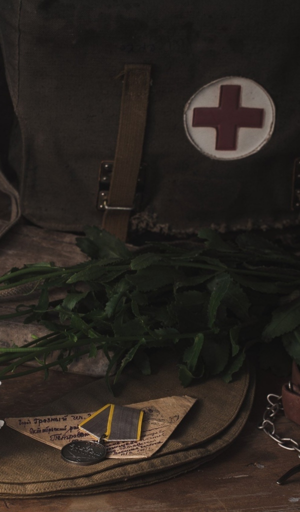 Букет ромашек, сумка медсестры и письмо с медалью на День победы
