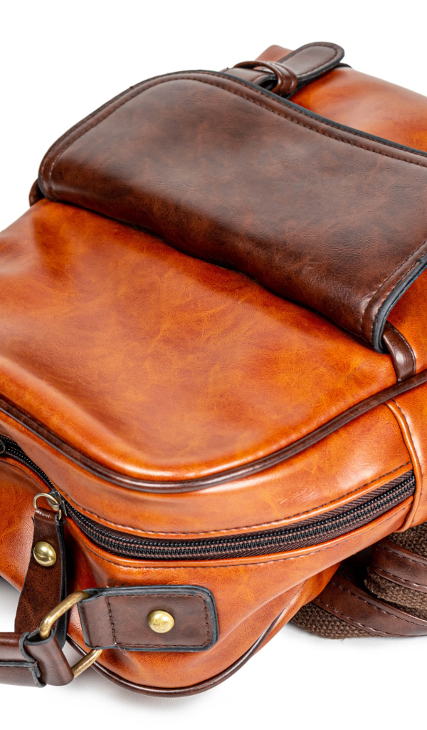 Кожаный школьный рюкзак на белом фоне