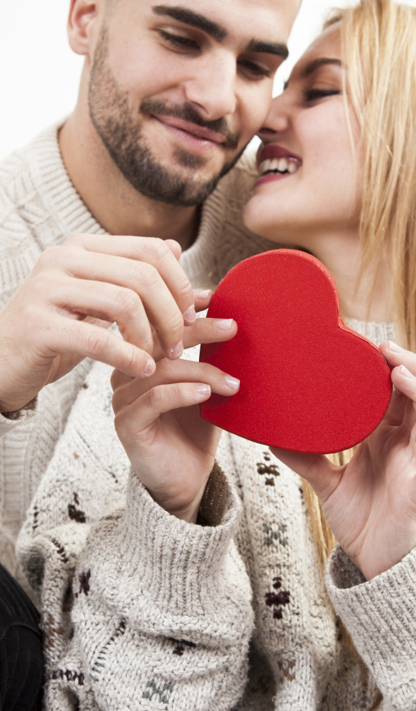 Красивая влюбленная пара с сердцем в руке