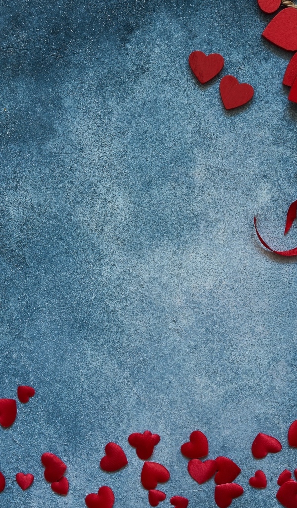 Синий фон с мелкими красными сердечками и подарками