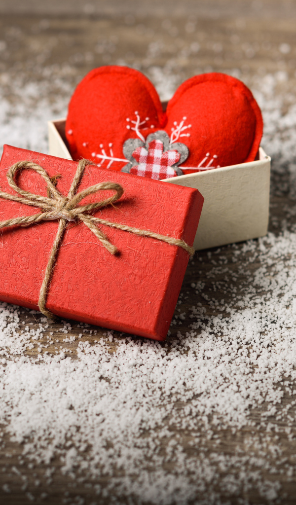 Коробка с сердечком на деревянном фоне