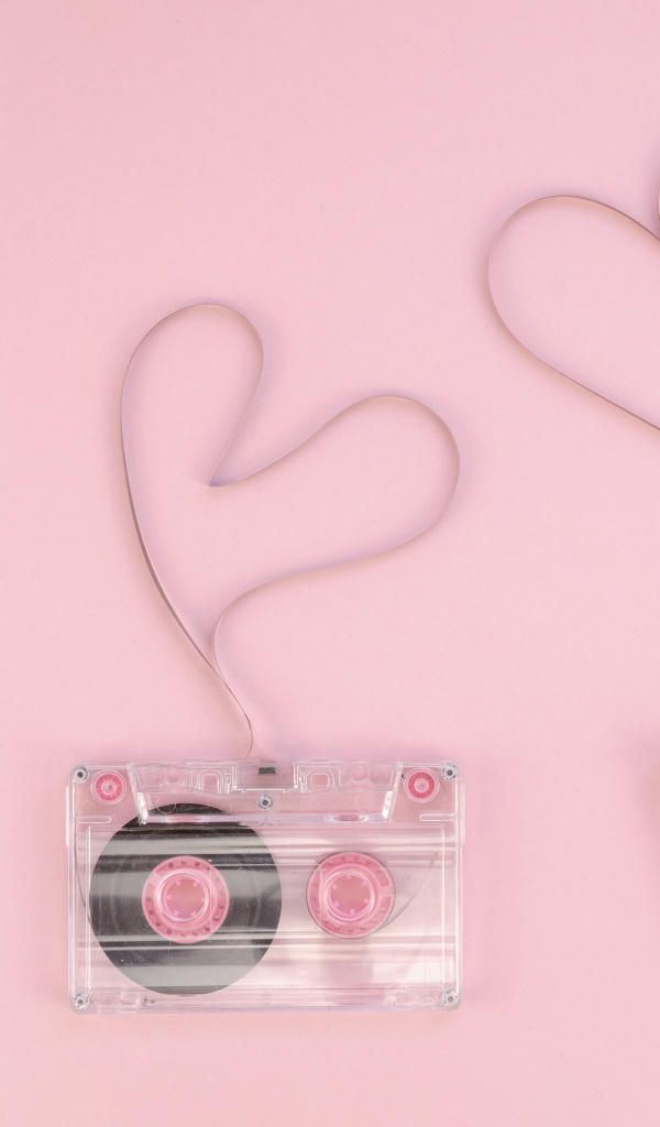 Сердечки из кассетной ленты на розовом фоне