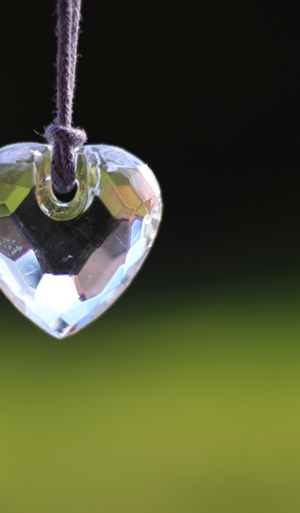 Хрустальное сердце на веревке