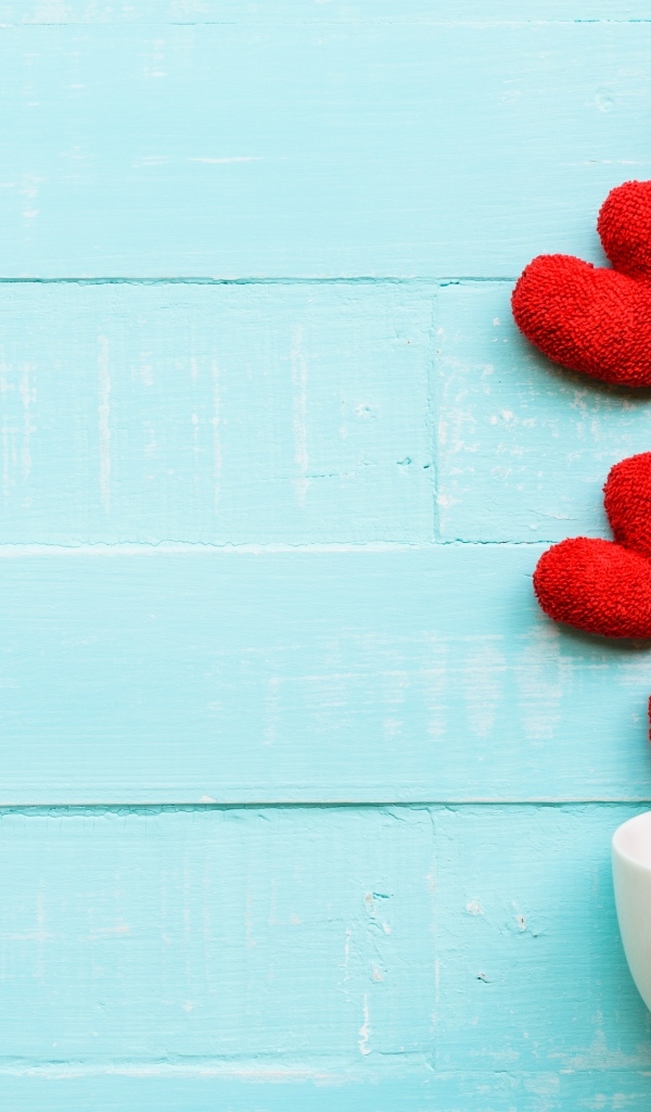 Чашка с сердечками на голубом фоне