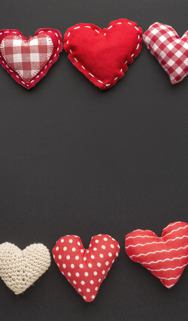 Рамка из тканевых сердечек на сером фоне, шаблон для открытки